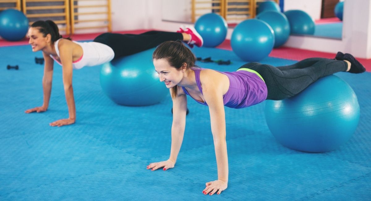Los 10 mejores ejercicios con pelota de Pilates para conseguir unos buenos abdominales