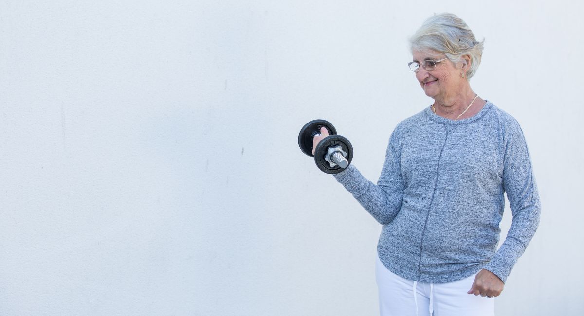 Los mejores hábitos diarios para mantener la masa muscular después de los 50, según un entrenador